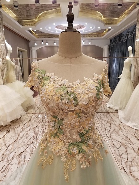 BRL081 **พรีออเดอร์**ชุดแต่งงานสีเขียวหรูหราประดับดอกไม้ผสมเพชรและคริสตัล สวยงามดุจเจ้าหญิง