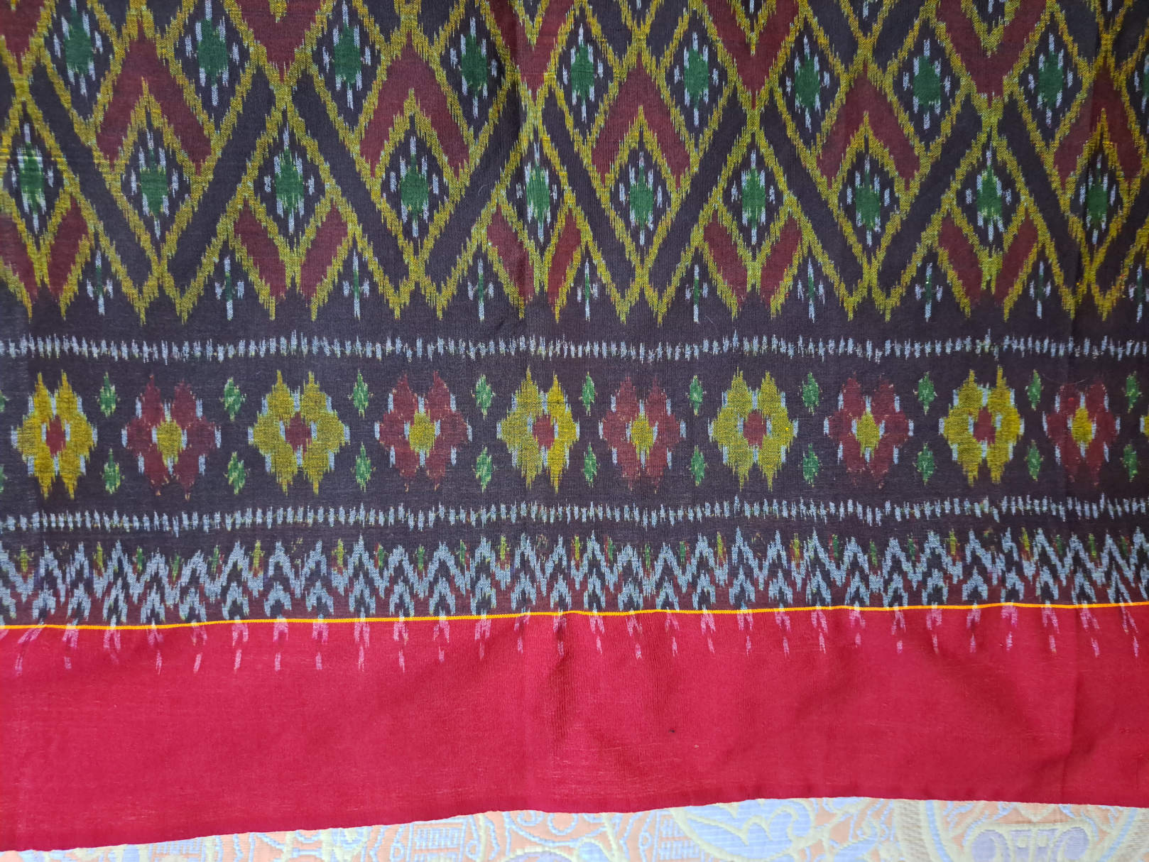 ผ้าซิ่นตีนแดง ผ้าฝ้ายตีนแดง ผ้าทอพื้นเมืองบุรีรัมย์ ลาย กำแพงโฮล ขนาด 2 เมตร