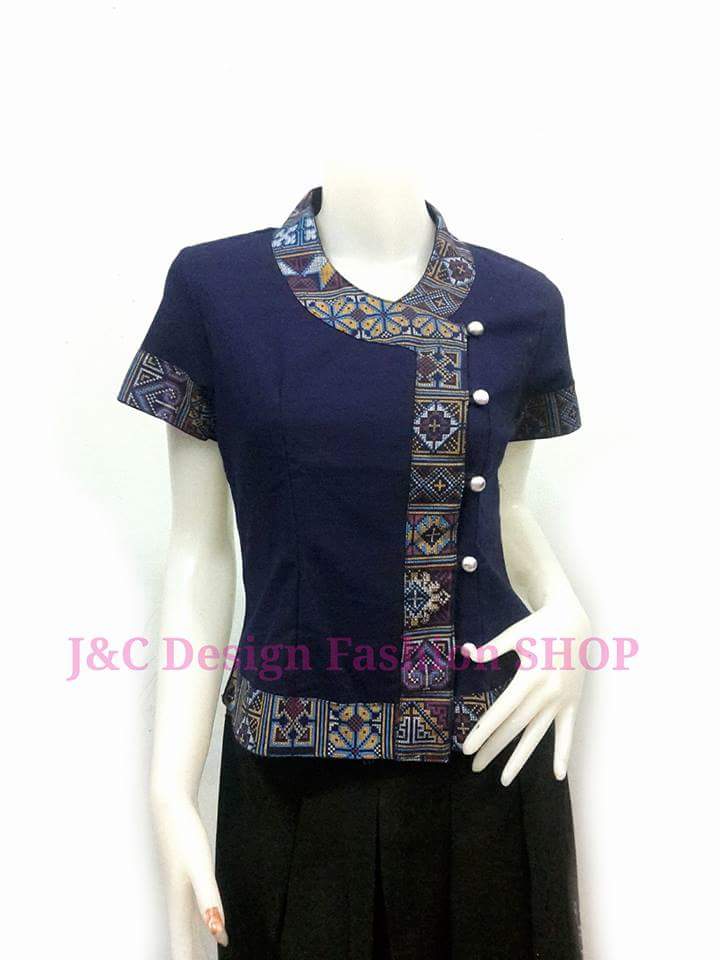 เสื้อผ้าไทยพื้นเมือง เสื้อผ้าฝ้ายพื้นเมือง เสื้อทำงานผ้าไทย เสื้อผ้าฝ้ายสีกรมท่า แต่งผ้าแถบดอกเล็ก เสื้อผ้าพื้นเมือง