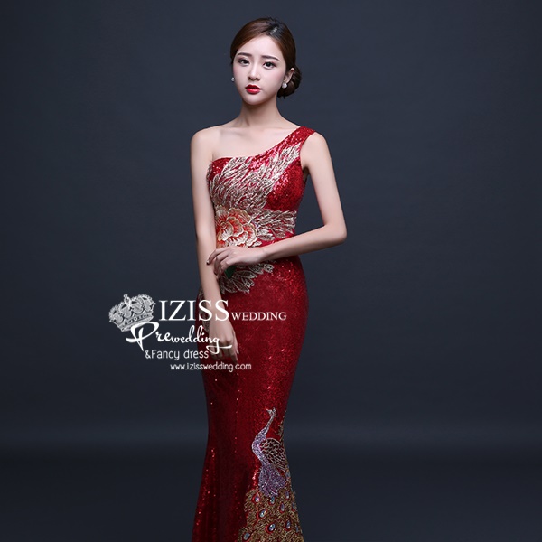 PW532 - **พรีออเดอร์มีสีแดงและสีน้ำเงินค่ะ** ชุดกี่เพ้าเลื่อมสีแดงแขนสั้นประดับลายดอกไม้ ชุดยกน้ำชา ชุดคู่ถ่ายพรีเวดดิ้ง (prewedding dress) & ชุดแต่งงานแฟนซี (Fancy wedding dress)ชายหญิง "ธีมสีแดง น้ำเงิน"