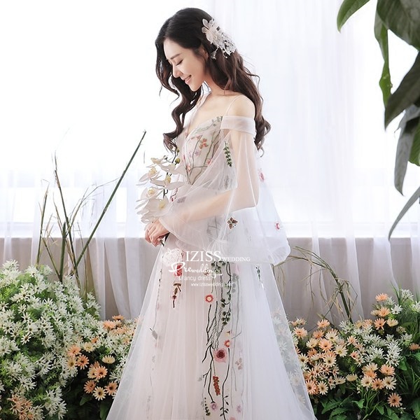 PW585- **พรีออเดอร์ค่ะ**ชุดราตรี ชุดแฟนซี ชุดคู่ถ่ายพรีเวดดิ้ง (prewedding dress) & ชุดแต่งงานแฟนซี (Fancy wedding dress)ชายหญิง "ธีมสีขาวลายดอกไม้"