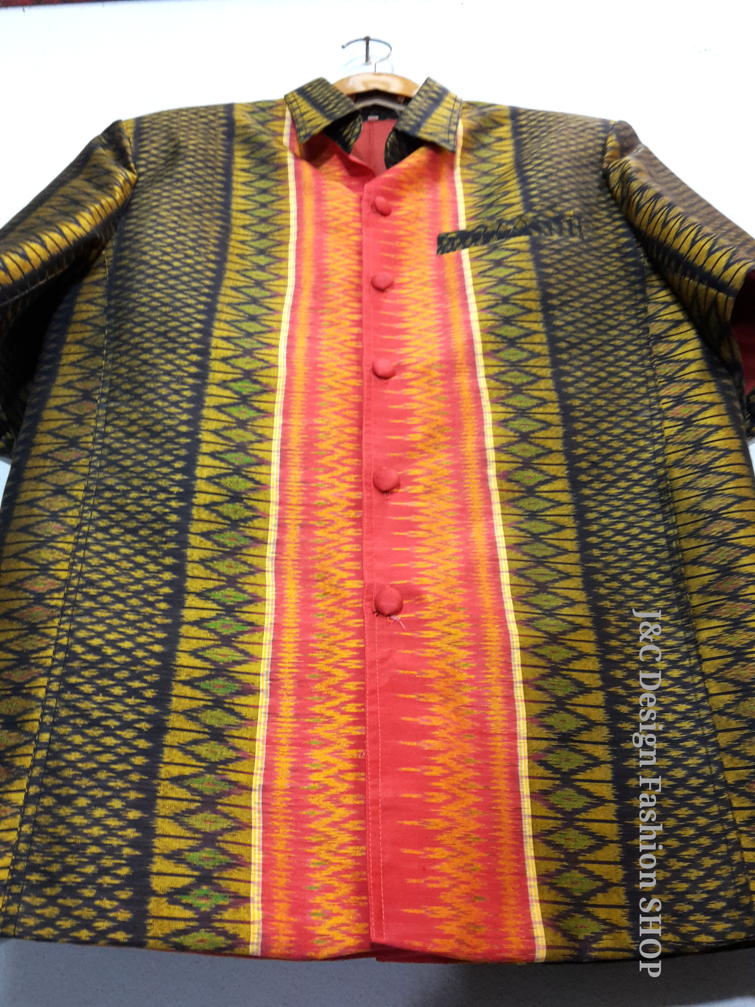 เสื้อสูทชายไหมแท้มัดหมี่ตีนแดง เสื้อสูทชายไหมแท้บุรีรัมย์ สูทผ้าไทยชาย ซาฟารีผ้าไหมชาย สูทผ้าไหมมัดหมี่แท้สีแดงเลือดนกทอมือ5 สี