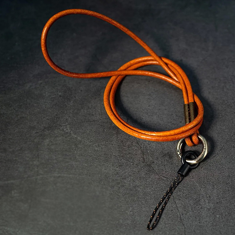 luxury & precision Retro cowhide lanyard เชือกคล้องหนังวัวแฮนด์เมดสไตล์เรโทร สำหรับห้อยคอ