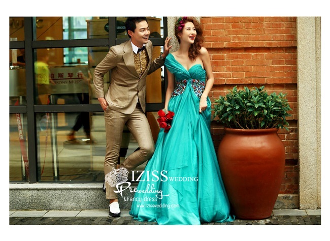 PW047 - **เลิกผลิตค่ะ** ชุดคู่ถ่ายพรีเวดดิ้ง (prewedding dress) & ชุดแต่งงานแฟนซี (Fancy wedding dress)ชายหญิง "ธีมสีเขียว-ทอง"