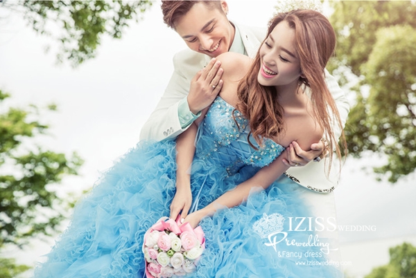 PW386 - **พรีออเดอร์**ชุดคู่ถ่ายพรีเวดดิ้ง (prewedding dress) & ชุดแต่งงานแฟนซี (Fancy wedding dress)ชายหญิง "ธีมสีฟ้า-ขาว"