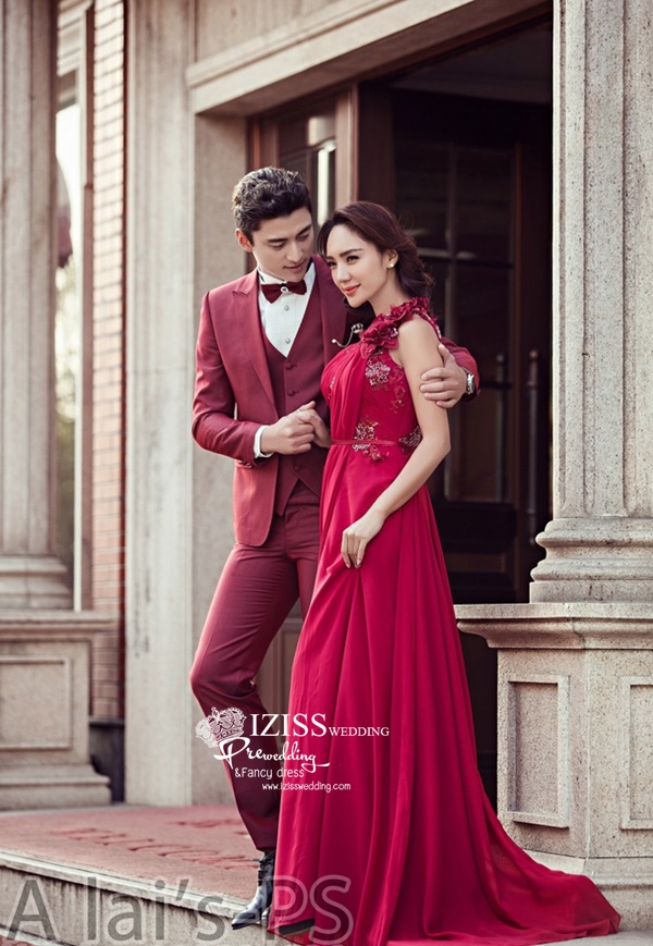ST017 **พร้อมส่ง**สูทผู้ชายสีแดงแขนยาว พร้อมกางเกง ชุดสูทเจ้าบ่าว สูทแฟนซี ถ่ายพรีเวดดิ้ง & ชุดแต่งงานแฟนซี (Fancy wedding dress) สูทผู้ชายสีแดง