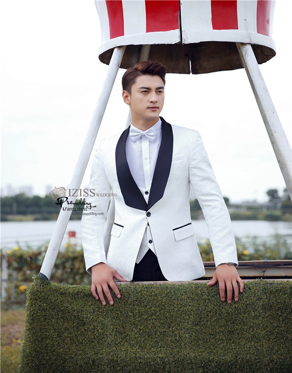 ST115- **พรีออเดอร์**สูทแฟนซีผู้ชายสีขาวเนื้อนูนลายดอกไม้ พร้อมกั๊กและกางเกง ชุดสูทเจ้าบ่าว สูทแฟนซี ถ่ายพรีเวดดิ้ง & ชุดแต่งงานแฟนซี (Fancy wedding dress) สูทผู้ชายสีขาวดำ
