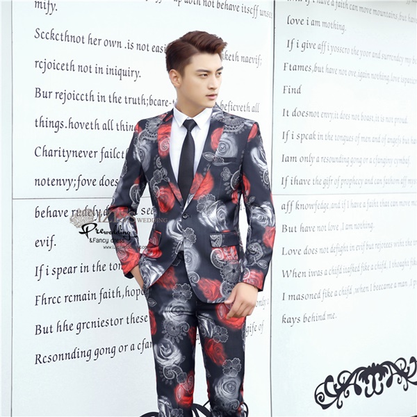 ST106- **พรีออเดอร์**สูทแฟนซีผู้ชายสีดำหม่นลายดอกไม้ พร้อมกางเกง ชุดสูทเจ้าบ่าว สูทแฟนซี ถ่ายพรีเวดดิ้ง & ชุดแต่งงานแฟนซี (Fancy wedding dress) สูทผู้ชายสีดำหม่นลายดอกไม้สีแดงขาว