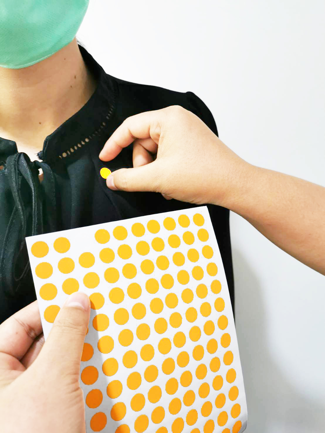 สติ๊กเกอร์สีกลมๆ ติดหน้าอก สำหรับงานคัดแยก