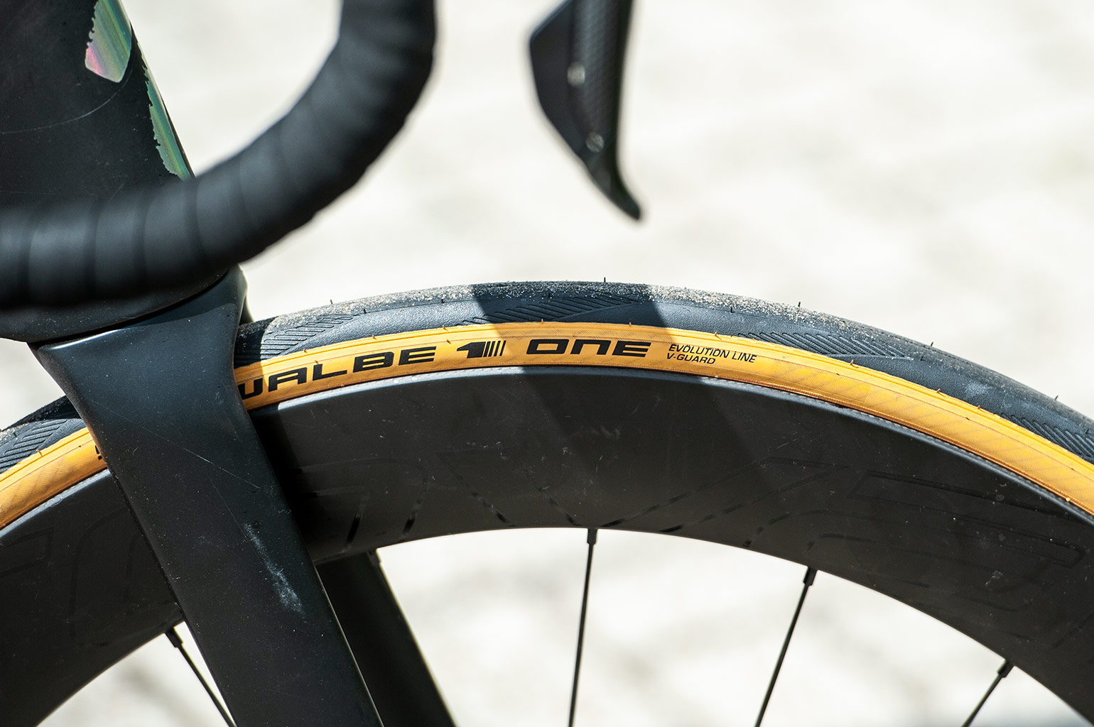 ยางนอกจักรยานเสือหมอบขอบพับ SCHWALBE ONE 700X25 ขอบแก้วสีคลาสสิค