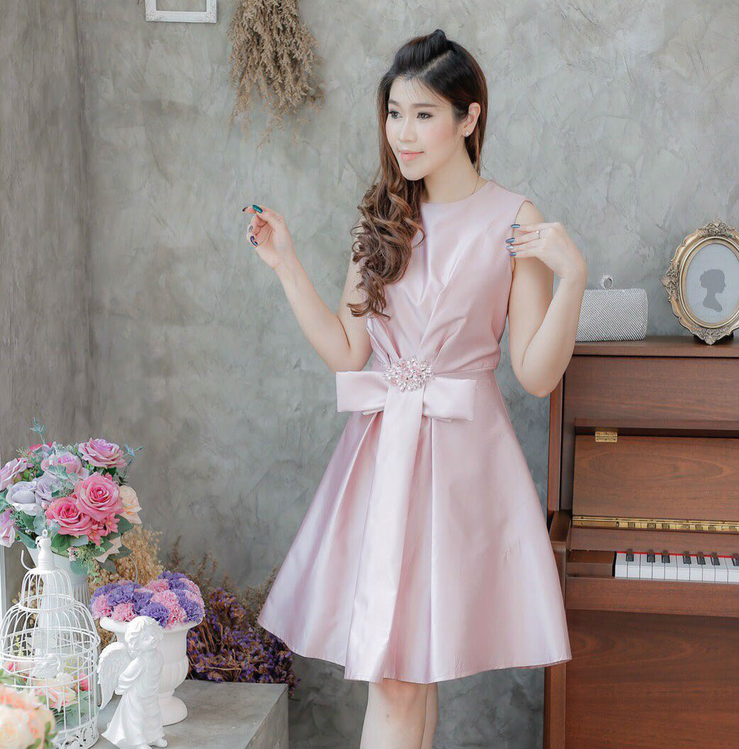G035- **พร้อมส่ง**ชุดไปงานแต่งงาน เดรสผ้าไหมสีชมพูพาสเทลแขนกุดตัดต่อกระโปรงบานจับทวิสต์ ติดเพชรช่วงเอวหรูหรา พร้อมโบว์ด้านล่าง(สามารถถอดออกได้ค่ะ) สวยหรูหรามากๆค่ะ