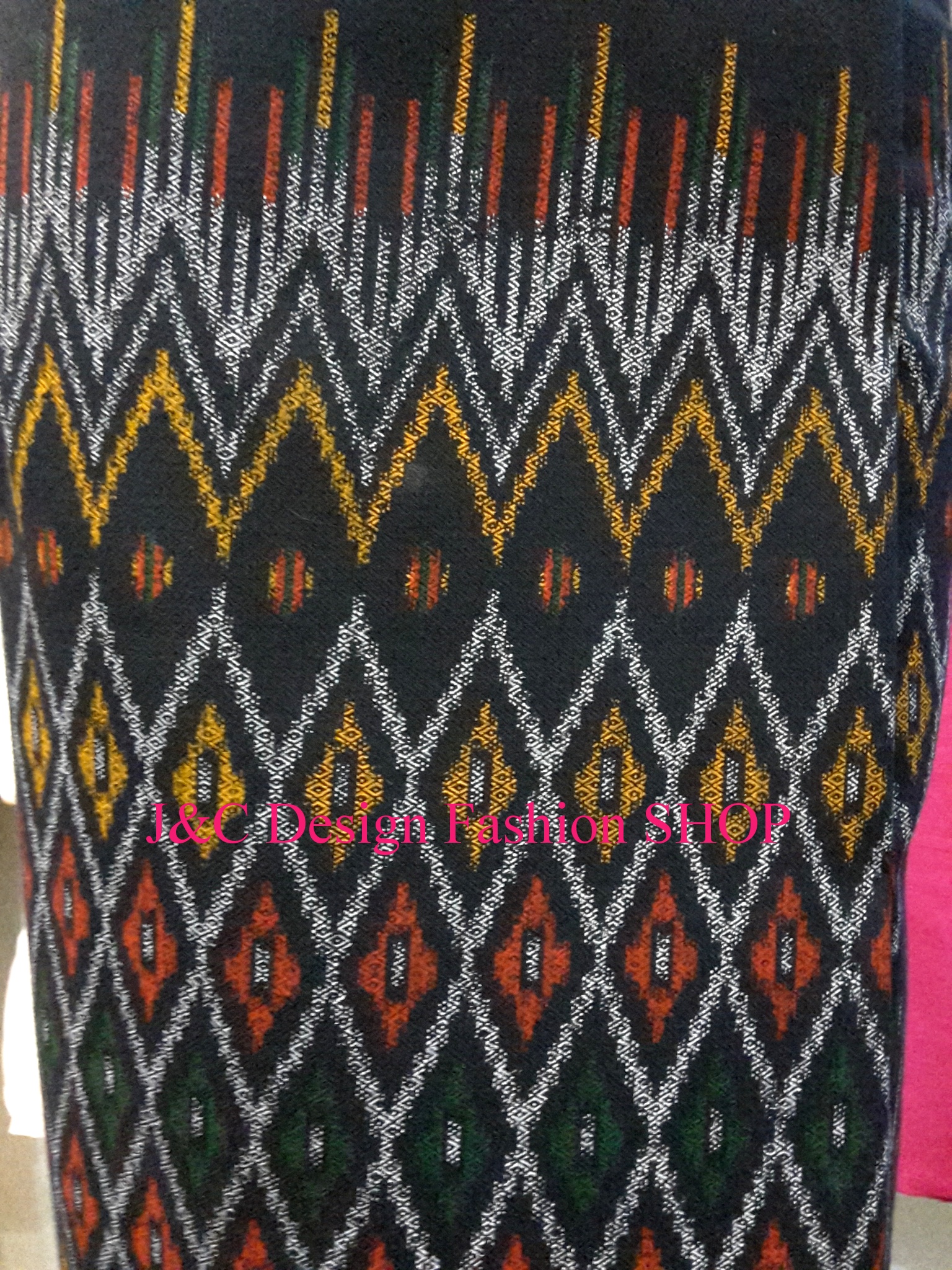 ผ้าถุงสำเร็จรูปแบบป้ายเลื่อนตะขอผ้าย้อมครามลายฟันปลากระจับ ผ้าถุงสำเร็จรูปมัดหมี่ลายนกยุง ผ้าฝ้ายมัดหมี่ตีนแดงตัดสำเร็จลายฟันปลากระจับ พร้อมส่ง