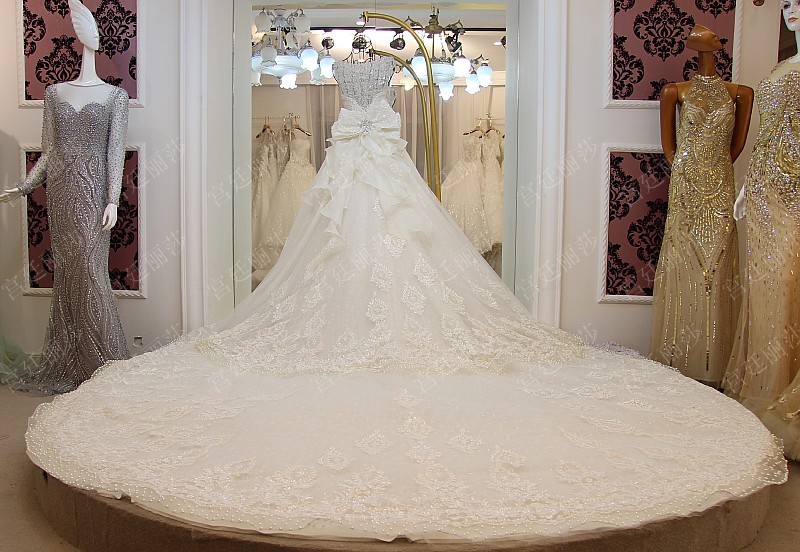 BRL010 **พรีออเดอร์**ชุดแต่งงานหรูหราประดับดอกไม้ผสมเพชรและคริสตัล สวยงามดุจเจ้าหญิง