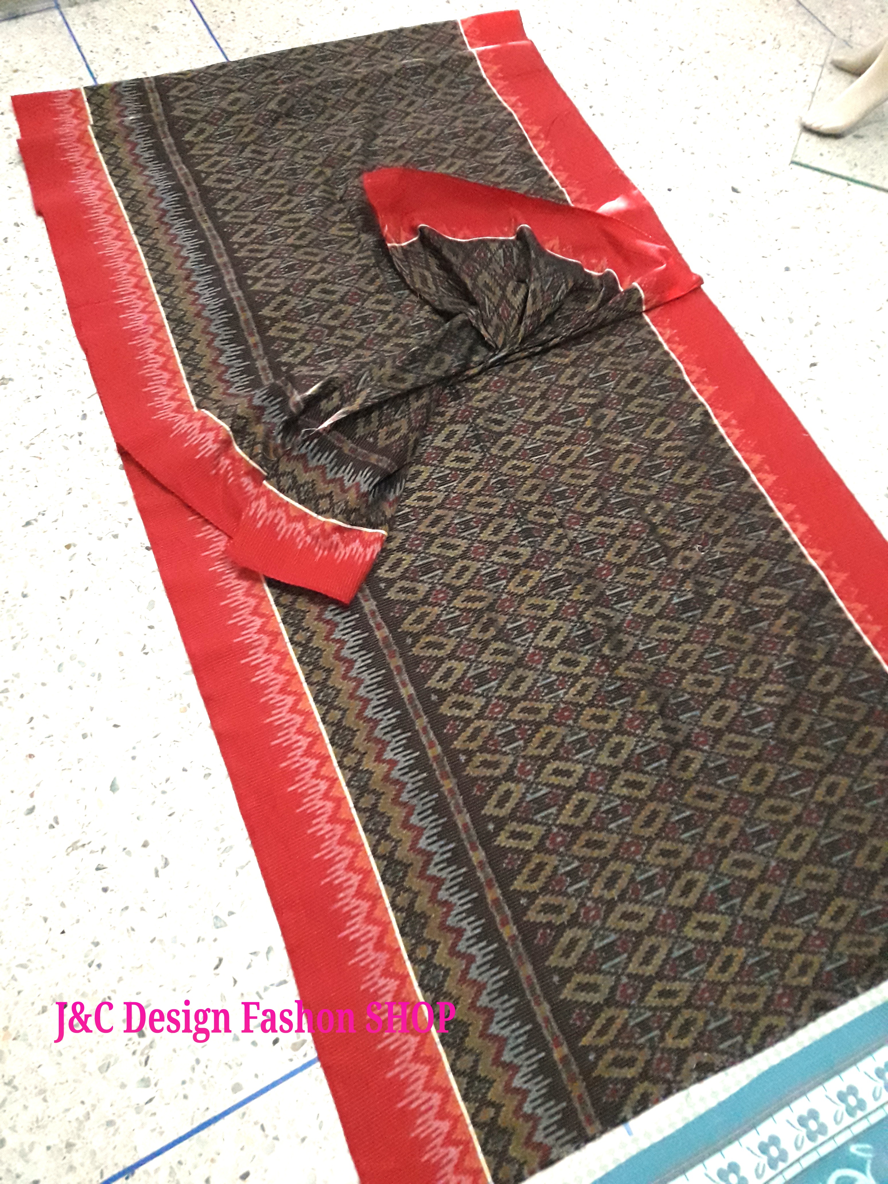 ผ้าซิ่นมัดหมี่ตีนแดง ผ้าซิ่นตีนแดง ผ้าถุงฝ้ายมัดหมี่ตีนแดง ผ้าทอพื้นเมืองบุรีรัมย์ ลายกระจับอัปสรา 2 เมตร