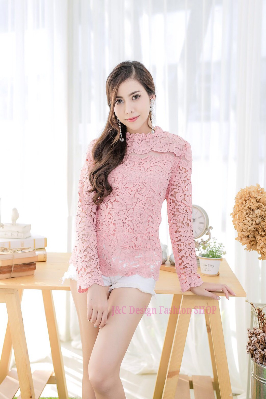 เสื้อลูกไม้สไตน์วัยรุ่น เสื้อลูกไม้สไตน์เกาหลีสีชมพูกระปิ เสื้อลูกไม้สไตน์วัยรุ่น เสื้อผ้าไทยใส่กับผ้าถุง เสื้อลูกไม้ใส่ผ้าซิ่น เสื้อลูกไม้แขนยาว 5 ส่วน เสื้อลูกไม้ใส่กับผ้าซิ่นสีชมพูกระปิ