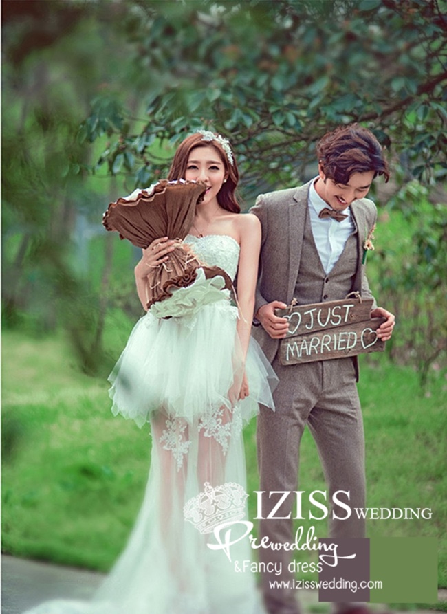 PW304 - **พรีออเดอร์ค่ะ** ชุดคู่ถ่ายพรีเวดดิ้ง (prewedding dress) & ชุดแต่งงานแฟนซี (Fancy wedding dress)ชายหญิง "ธีมสีขาวน้ำตาล"