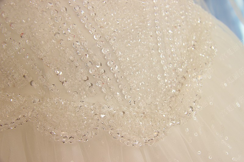 BRL021 **พรีออเดอร์**ชุดแต่งงานหรูหราประดับดอกไม้ผสมเพชรและคริสตัล สวยงามดุจเจ้าหญิง