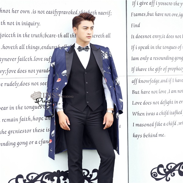 ST112- **พรีออเดอร์**สูทยาวแฟนซีผู้ชายสีน้ำเงินลายดอกไม้ ชุดสูทเจ้าบ่าว สูทแฟนซี ถ่ายพรีเวดดิ้ง & ชุดแต่งงานแฟนซี (Fancy wedding dress) สูทยาวผู้ชายสีน้ำเงินลายดอกไม้