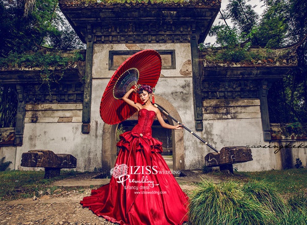 PW559- **พรีออเดอร์ค่ะ**ชุดคู่ถ่ายพรีเวดดิ้ง (prewedding dress) & ชุดแต่งงานแฟนซี (Fancy wedding dress)ชายหญิง "ธีมสีแดง"