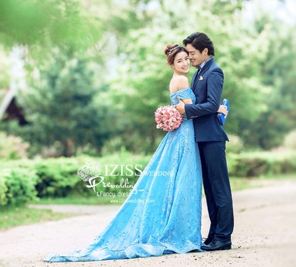 PW479- **พรีออเดอร์**ชุดแต่งงานแฟนซี ชุดเดรสสีฟ้า ชุดถ่ายพรีเวดดิ้ง (prewedding dress) & ชุดแต่งงานแฟนซี (Fancy wedding dress) "ธีมสีฟ้าน้ำเงิน"
