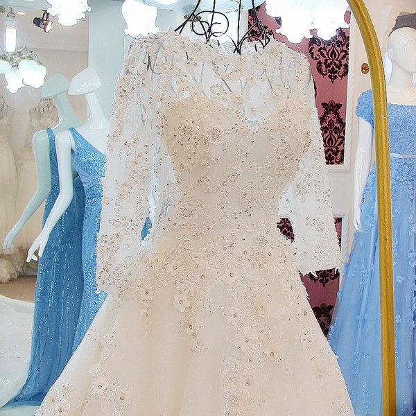 BRL026 **พรีออเดอร์**ชุดแต่งงานหรูหราประดับดอกไม้ผสมเพชรและคริสตัล สวยงามดุจเจ้าหญิง