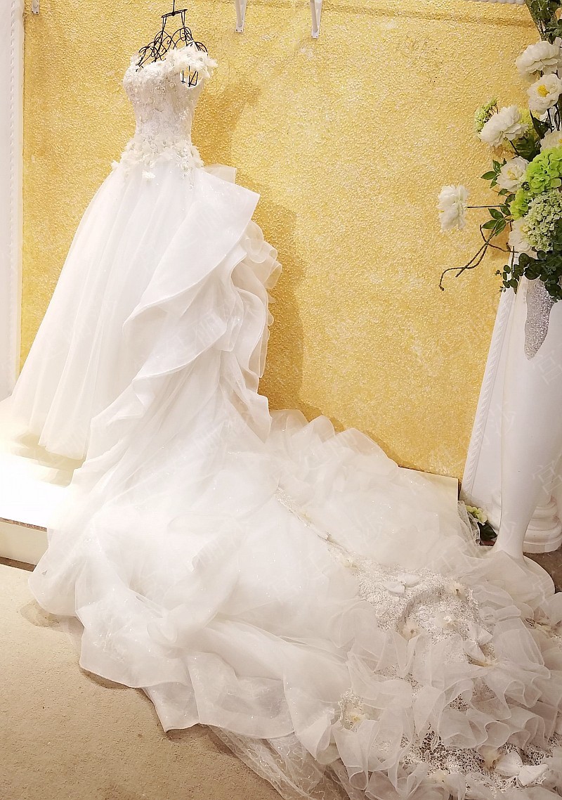 BRL035 **พรีออเดอร์**ชุดแต่งงานหรูหราประดับดอกไม้ผสมเพชรและคริสตัล สวยงามดุจเจ้าหญิง