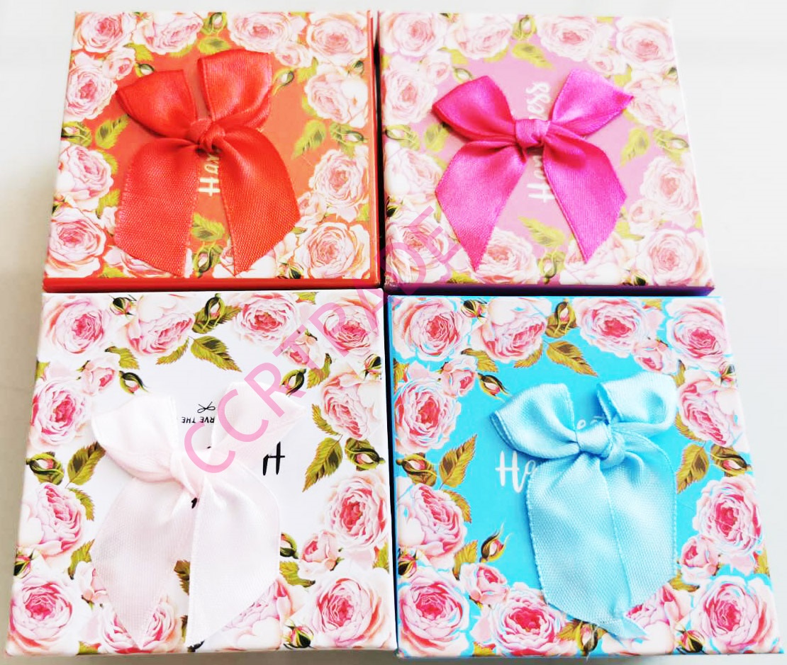 กล่องของขวัญเหลี่ยม+นวมนาฬิกา 8.5x8.5 ซม.