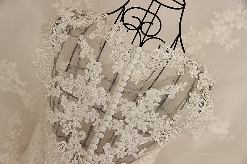 BRL011 **พรีออเดอร์**ชุดแต่งงานหรูหราประดับดอกไม้ผสมเพชรและคริสตัล สวยงามดุจเจ้าหญิง