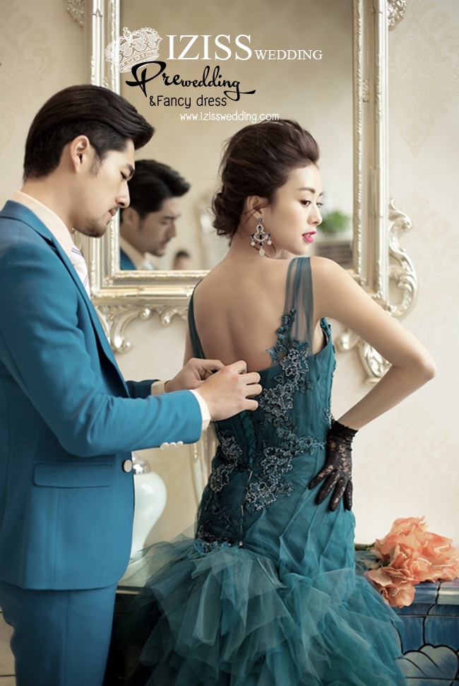 PW307 - **พรีออเดอร์ค่ะ** ชุดคู่ถ่ายพรีเวดดิ้ง (prewedding dress) & ชุดแต่งงานแฟนซี (Fancy wedding dress)ชายหญิง "ธีมสีเขียว"