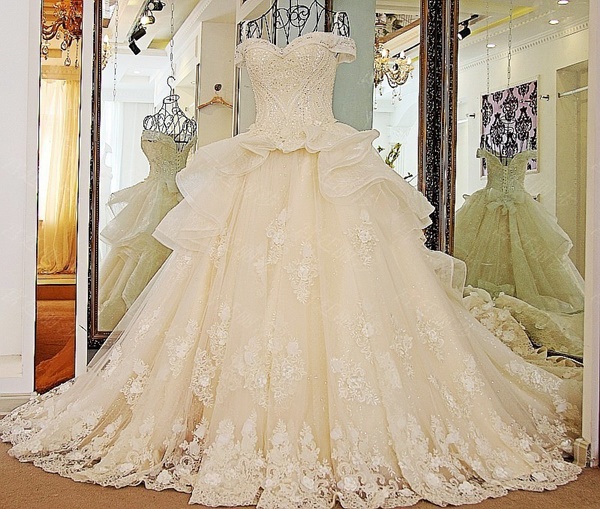 BRL073 **พรีออเดอร์**ชุดแต่งงานหรูหราประดับดอกไม้ผสมเพชรและคริสตัล สวยงามดุจเจ้าหญิง