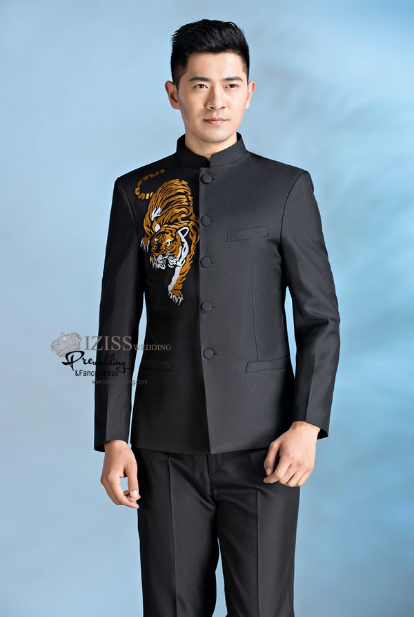 ST080 **พรีออเดอร์**สูทจีนผู้ชายสีดำแขนยาวติดลายเสือโคร่ง ติดกระดุมสีดำ พร้อมกางเกงสีดำขาสอบ ชุดสูทเจ้าบ่าว สูทแฟนซี ถ่ายพรีเวดดิ้ง & ชุดแต่งงานแฟนซี (Fancy wedding dress) สูทผู้ชายสีดำ