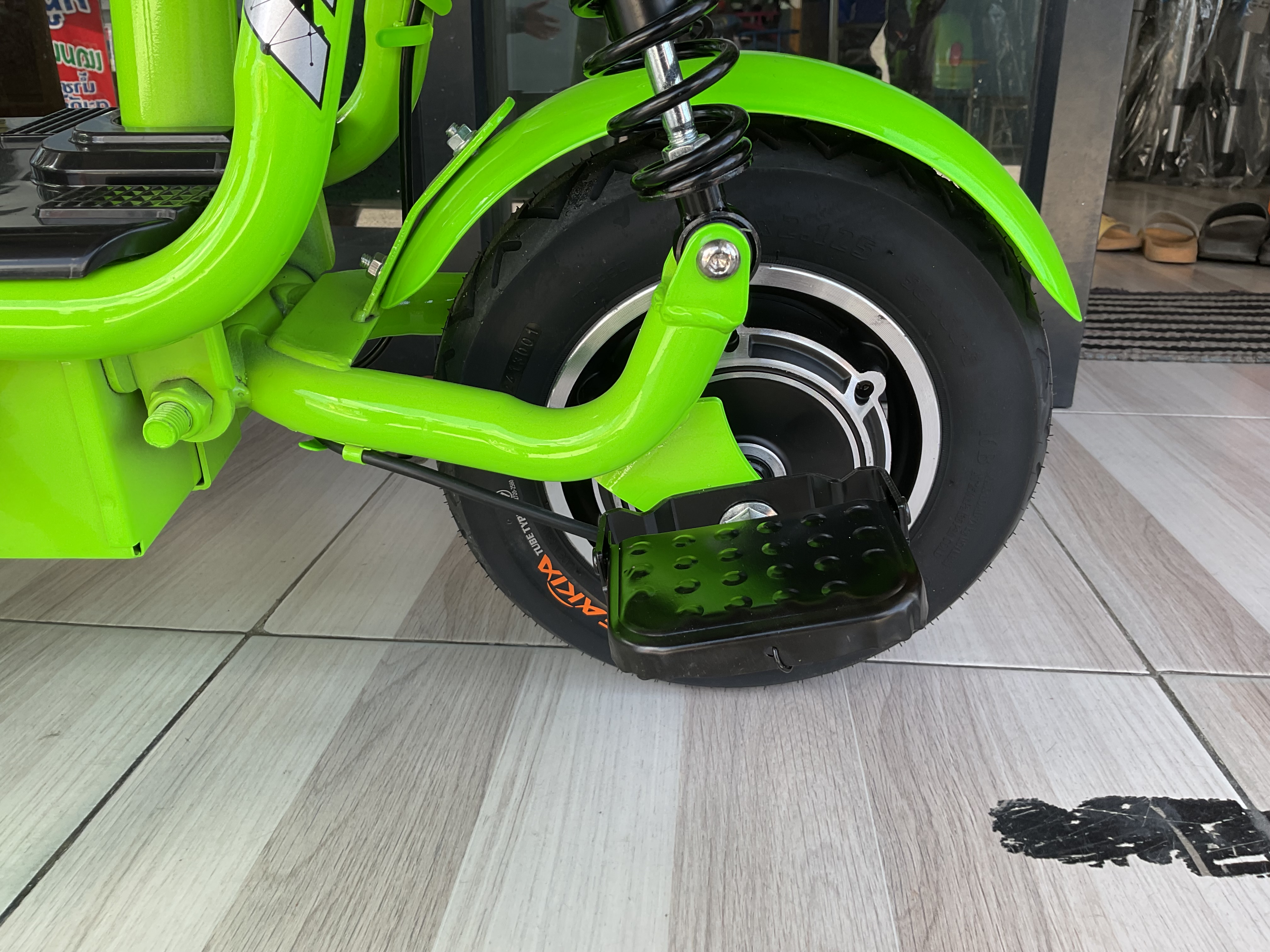 สกู๊ตเตอร์ไฟฟ้า 36v 350w ล้อ 10 นิ้ว ยางลม แบต 3 ก้อน ความเร็ว 25 กม./ชม. มีที่นั่งซ้อนท้าย