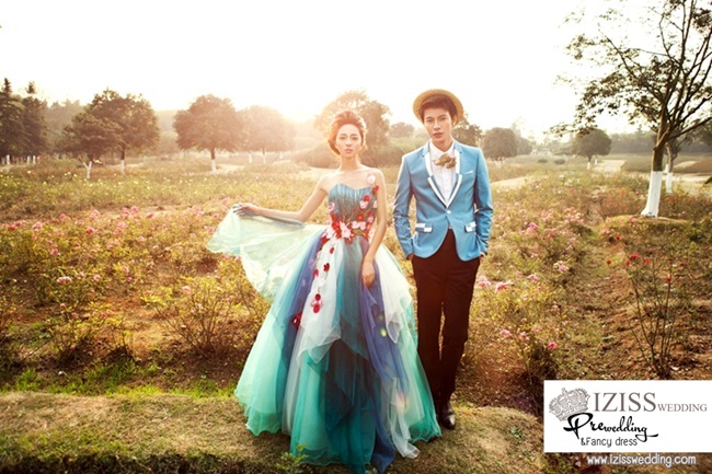 PW015 - **พรีออเดอร์**ชุดคู่ถ่ายพรีเวดดิ้ง (prewedding dress) & ชุดแต่งงานแฟนซี (Fancy wedding dress)ชายหญิง สไตล์ colorful "ธีมสีเขียว-ฟ้า"