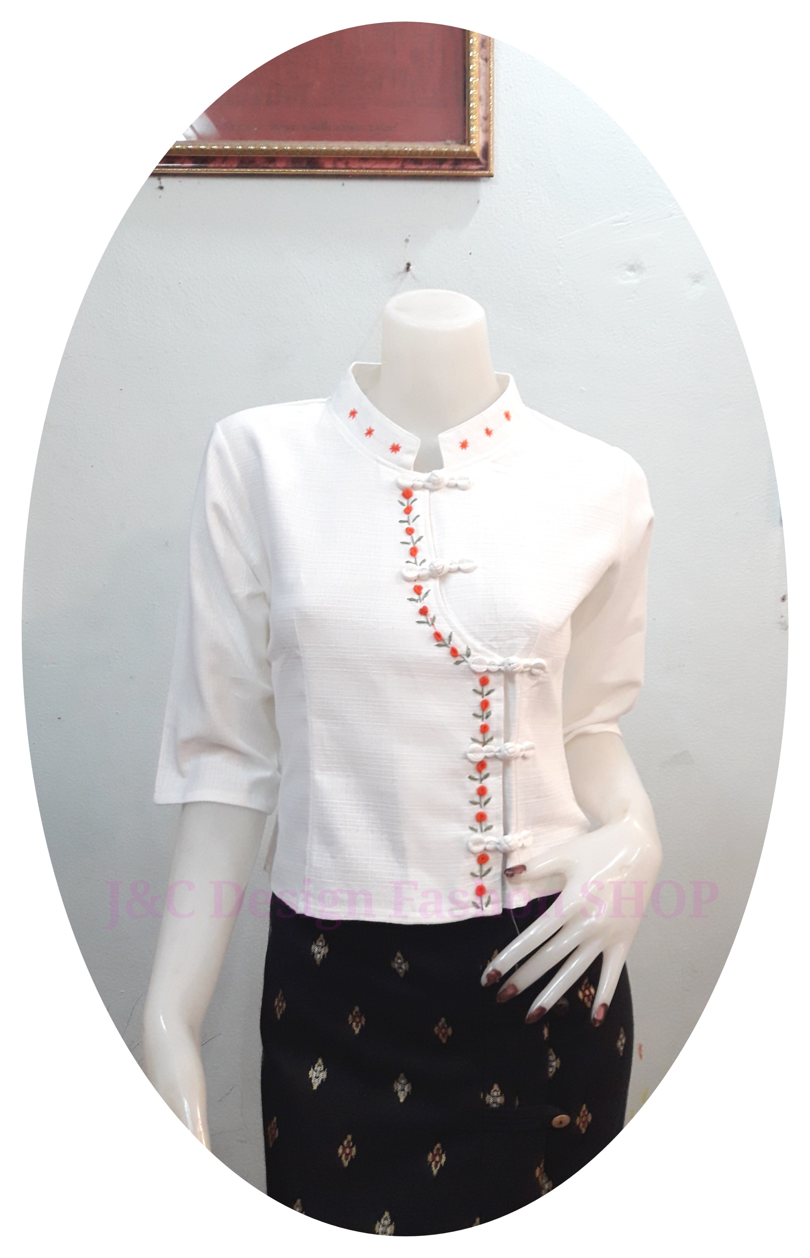 เสื้อผ้าไทยพื้นเมืองสีขาวแขนสามส่วน เสื้อผ้าฝ้ายสีขาวนวล เสื้อทำงานผ้าไทย เสื้อผ้าฝ้ายสีขาวปักดอกไม้เล็กน่ารัก