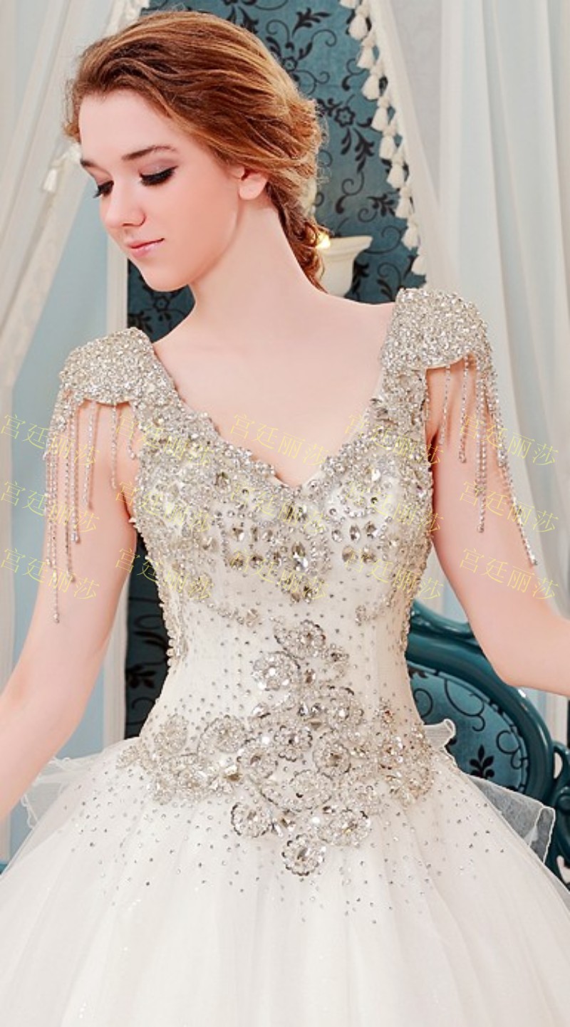 ฺBRL051 **พรีออเดอร์**ชุดแต่งงานหรูหราประดับดอกไม้ผสมเพชรและคริสตัล สวยงามดุจเจ้าหญิง