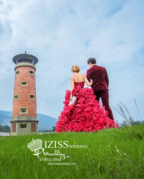 PW303 - **พร้อมส่งเฉพาะชุดผู้หญิงค่ะ** ชุดคู่ถ่ายพรีเวดดิ้ง (prewedding dress) & ชุดแต่งงานแฟนซี (Fancy wedding dress)ชายหญิง "ธีมสีแดง"