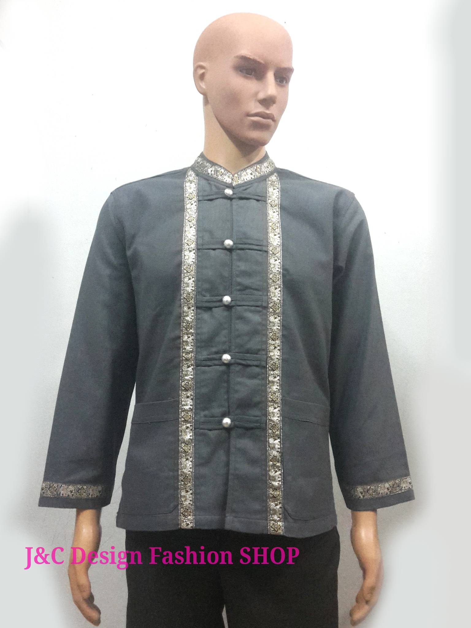 เสื้อผ้าไทยชายผ้าพื้นเมืองสีเทาอ่อน เสื้อผ้าฝ้ายชายแต่งผ้าขลิบลายและปักผ้าด้นมือแต่งดระดุมเหรียญ เสื้อผ้าฝ้ายซินมัยชายสีเทาแต่งแถบช้าง