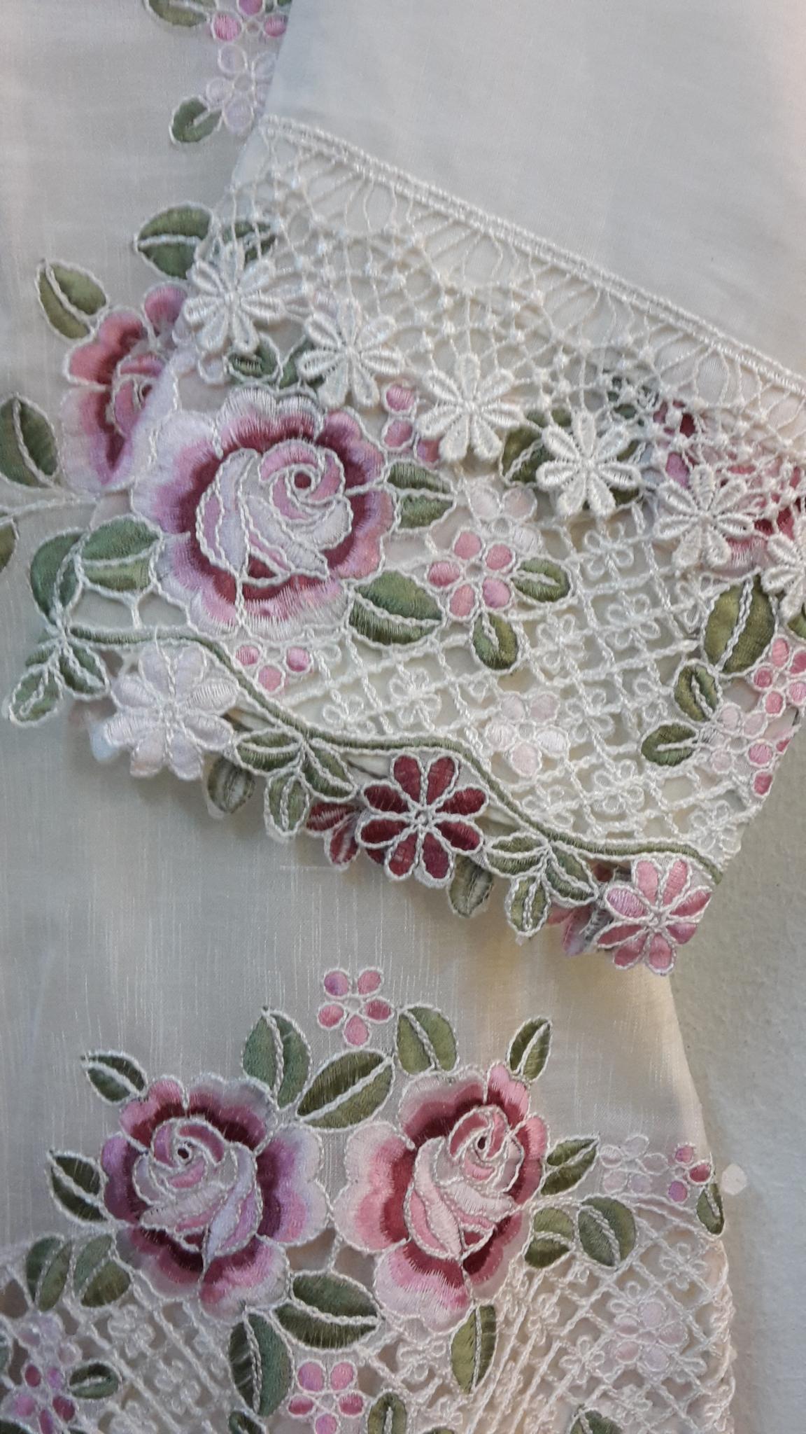 เสื้อลินินสีครีมอ่อนแต่งลูกไม้ฉลุ เสื้อผ้าไทยทูโทนสีครีมอ่อนทองน่ารัก จับแมทเสื้อผ้าได้ง่ายทั้งกางเกง กางเกง หรือผ้าถุงไทย