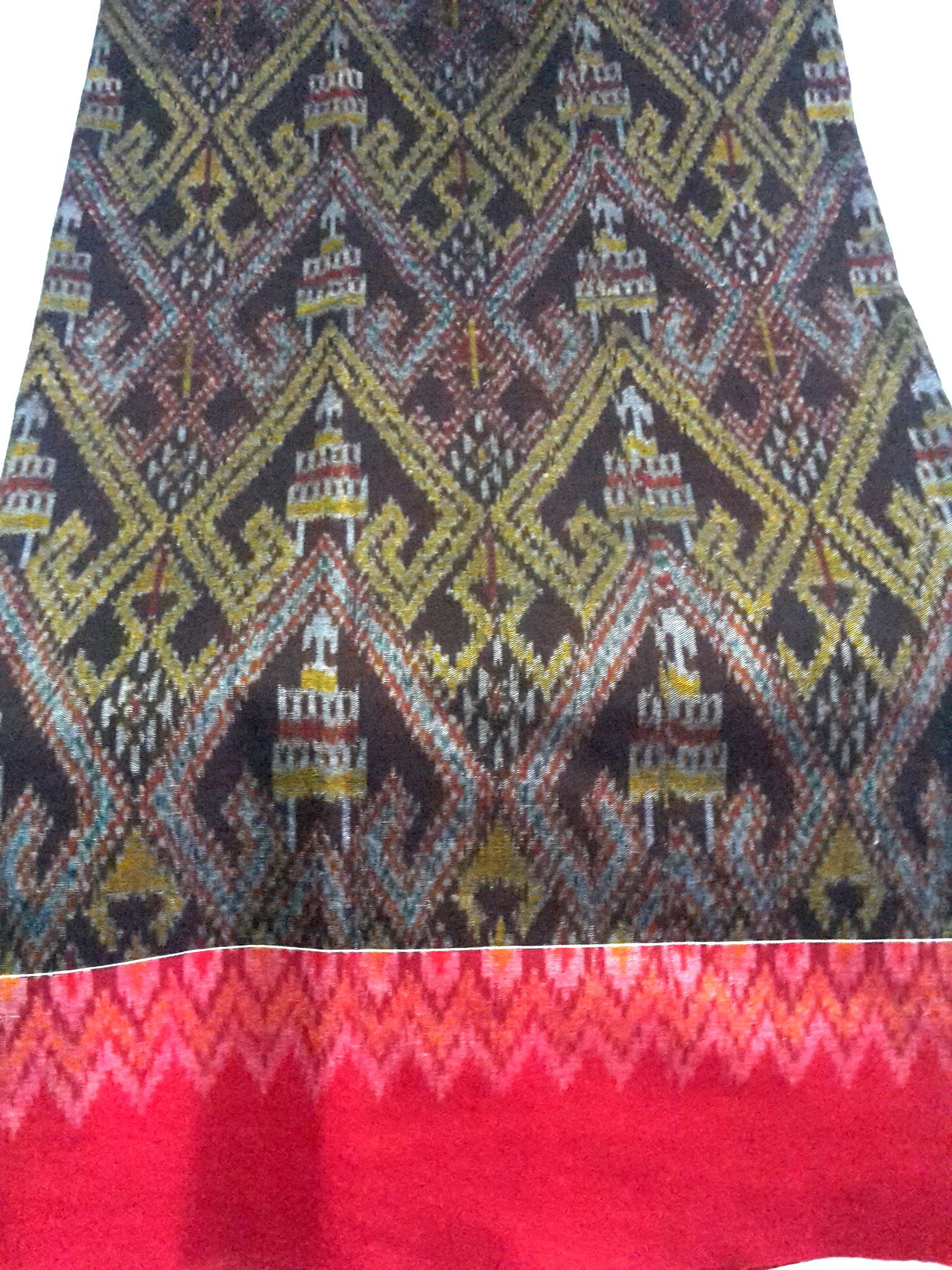 ผ้ามัดหมี่ตีนแดง ผ้าซิ่นตีนแดง ผ้าฝ้ายตีนแดง ผ้าทอพื้นเมือง บุรีรัมย์ ลายอัปสราขอนาคฉัตร 2 เมตร