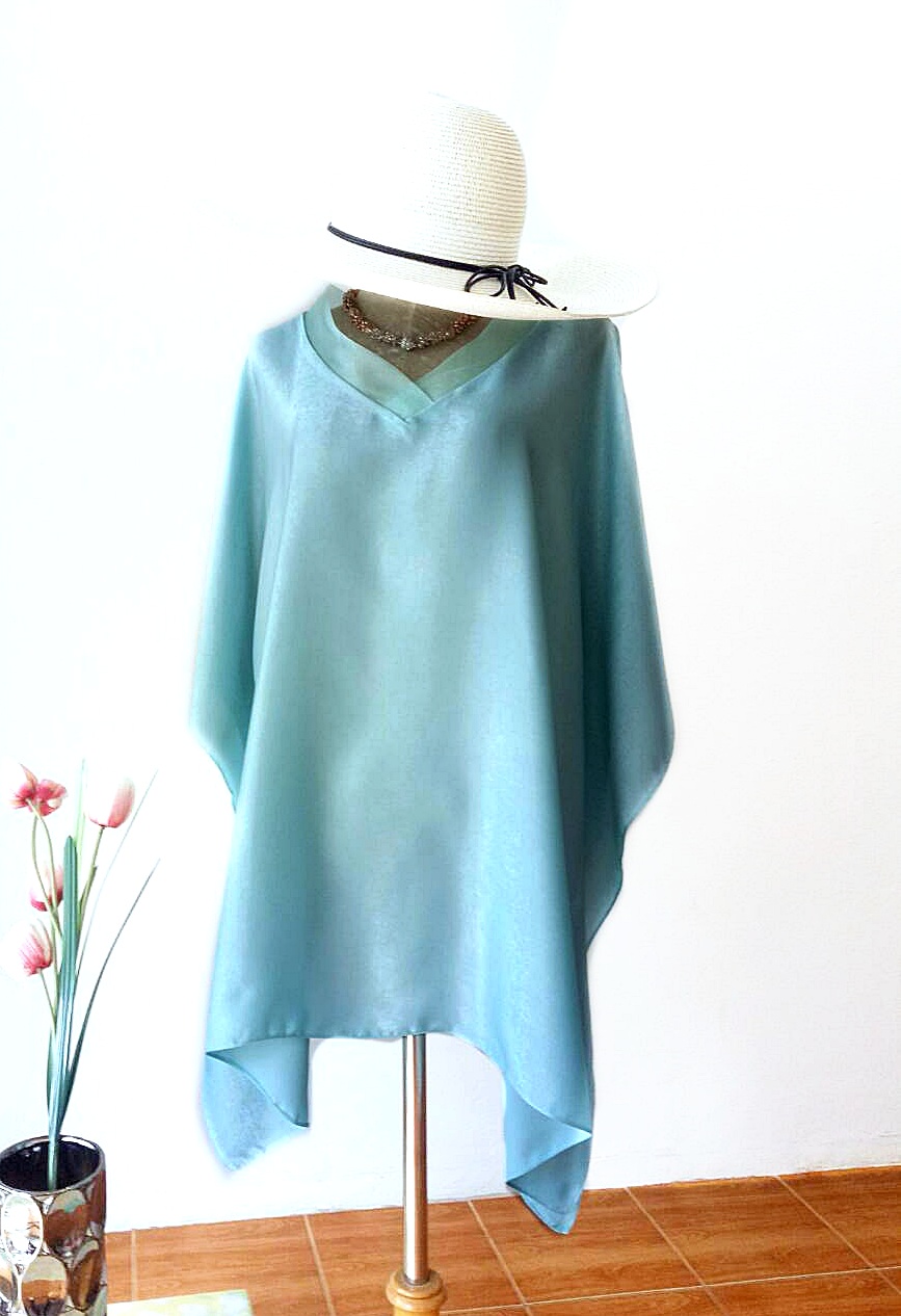 ไหมเกาหลีทรงผีเสื้อ สีเขียวมิ้นท์ แต่งคอวีผ้าแก้ว อก 56 นิ้ว สวยเรียบหรู เนื้อผ้าวิ้งๆยามต้องแสงไฟ สวยสไตล์คุณนาย