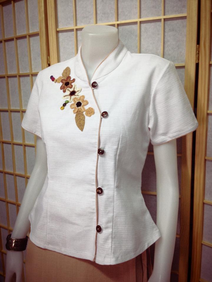 เสื้อผ้าไทยสีขาว เสื้อผ้าฝ้าย เสื้อใส่ผ้าซิ่น เสื้อผ้าฝ้ายสีขาว แต่งผ้ากุ้นสีครีม ปักดอกไม้ สำเนา