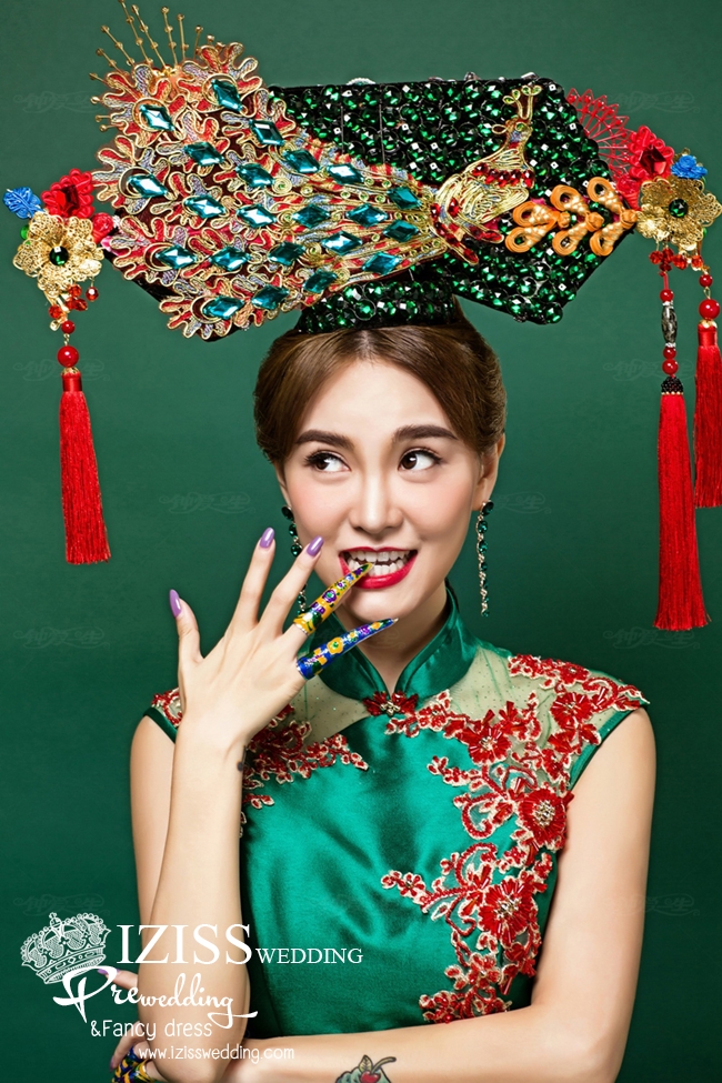 PW375 - **พรีออเดอร์** ชุดกี่เพ้าสีเขียว ชุดคู่ถ่ายพรีเวดดิ้ง (prewedding dress) & ชุดแต่งงานแฟนซี (Fancy wedding dress)ชายหญิง "ธีมสีเขียว-แดง"