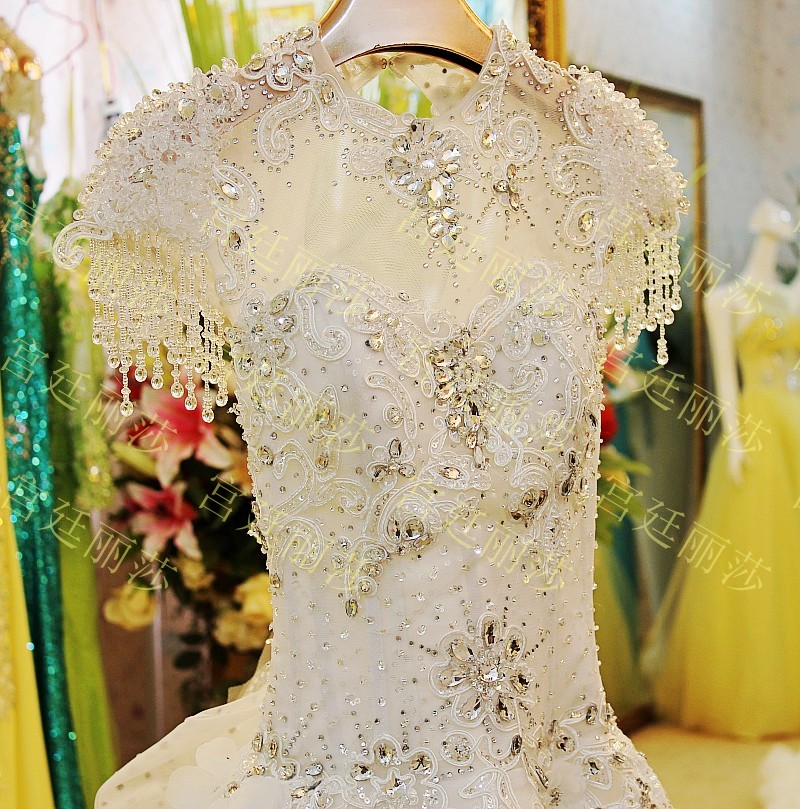 BRL047 **พรีออเดอร์**ชุดแต่งงานหรูหราประดับดอกไม้ผสมเพชรและคริสตัล สวยงามดุจเจ้าหญิง