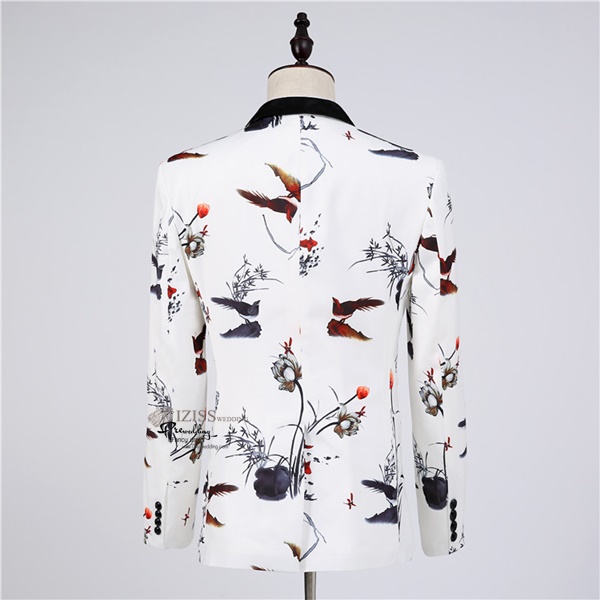 ST103- **พรีออเดอร์**สูทแฟนซีผู้ชายสีขาวลายปลาผสมดอกไม้และนก ตัดปกสีดำ พร้อมกางเกง ชุดสูทเจ้าบ่าว สูทแฟนซี ถ่ายพรีเวดดิ้ง & ชุดแต่งงานแฟนซี (Fancy wedding dress) สูทผู้ชายสีขาวลายปลาทองผสมดอกไม้