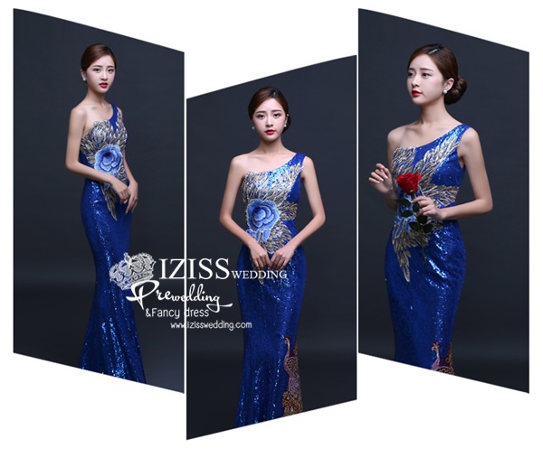 PW532 - **พรีออเดอร์มีสีแดงและสีน้ำเงินค่ะ** ชุดกี่เพ้าเลื่อมสีแดงแขนสั้นประดับลายดอกไม้ ชุดยกน้ำชา ชุดคู่ถ่ายพรีเวดดิ้ง (prewedding dress) & ชุดแต่งงานแฟนซี (Fancy wedding dress)ชายหญิง "ธีมสีแดง น้ำเงิน"