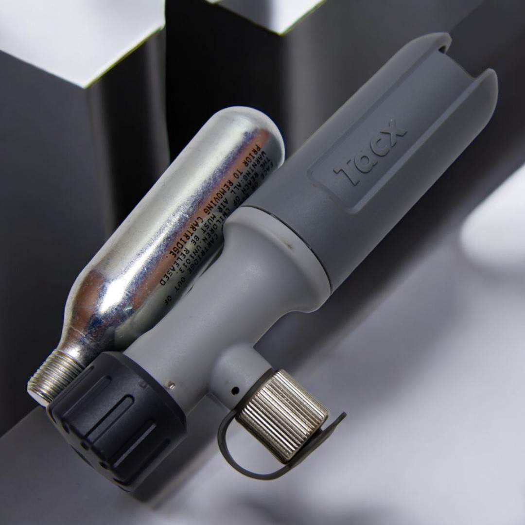 Tacx CO2 Inflator + 16g Threaded Cartridge ที่สูบลมยางจักรยาน CO2 แบบพกพา ของแท้ เติมเร็ว น้ำหนักเบา