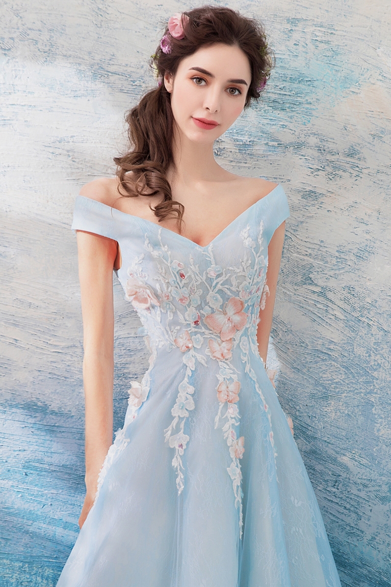 ชุดราตรีสีฟ้า