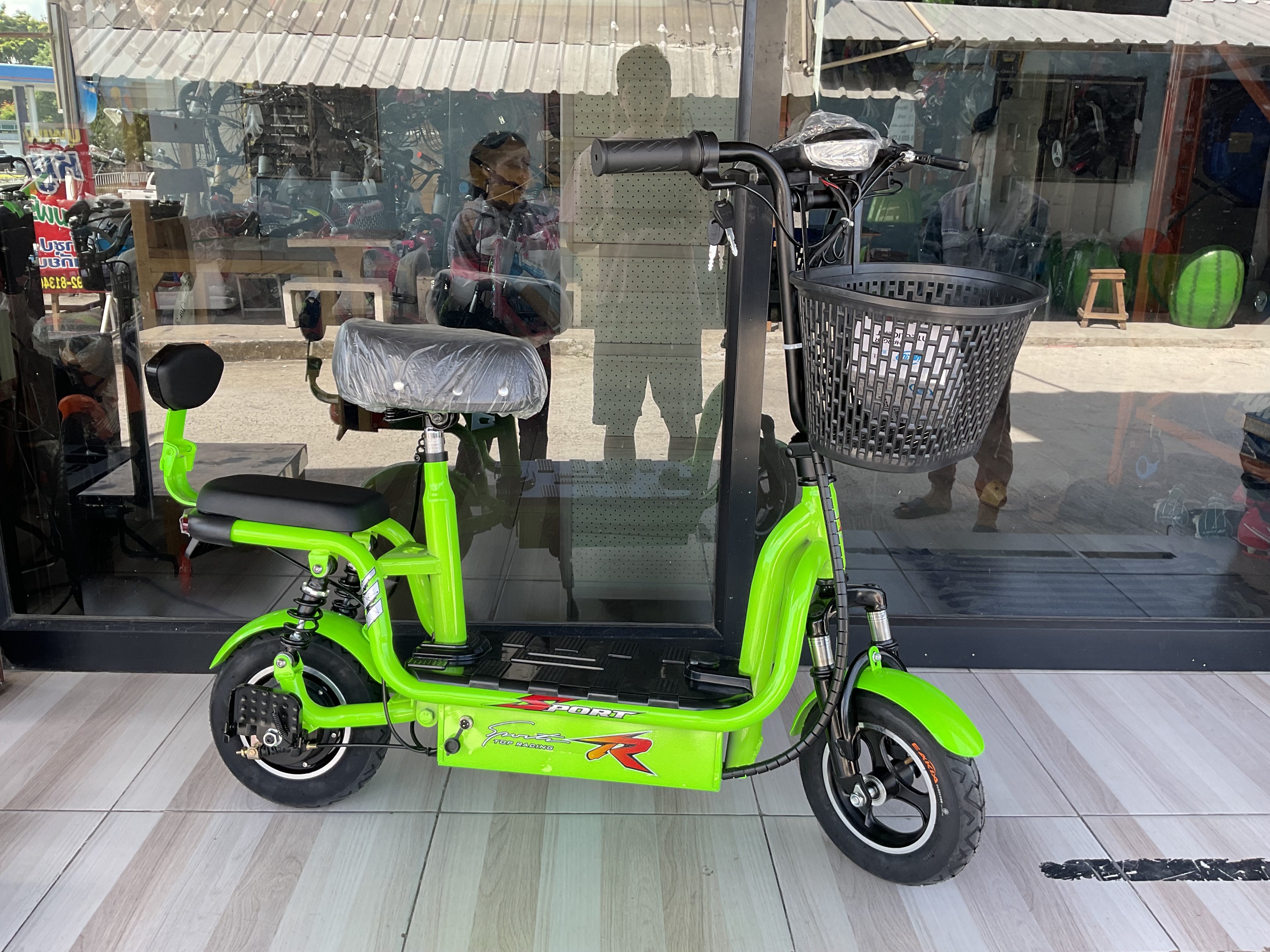 สกู๊ตเตอร์ไฟฟ้า 36v 350w ล้อ 10 นิ้ว ยางลม แบต 3 ก้อน ความเร็ว 25 กม./ชม. มีที่นั่งซ้อนท้าย