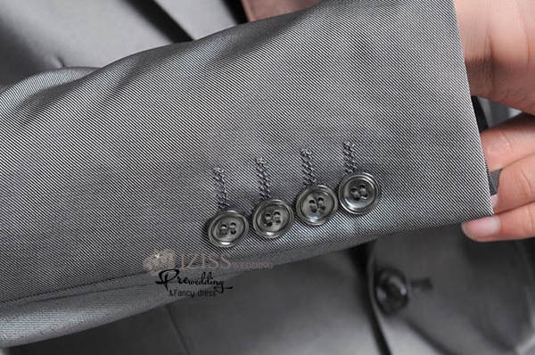 ST060- **พรีออเดอร์**สูทผู้ชายสีเทาเงินมันวาว แขนยาว แบบ 4 กระดุม พร้อมกางเกง ชุดสูทเจ้าบ่าว สูทแฟนซี ถ่ายพรีเวดดิ้ง & ชุดแต่งงานแฟนซี (Fancy wedding dress) สูทผู้ชายสีเทาเงิน