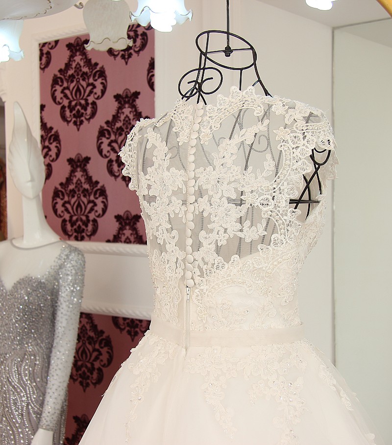 BRL011 **พรีออเดอร์**ชุดแต่งงานหรูหราประดับดอกไม้ผสมเพชรและคริสตัล สวยงามดุจเจ้าหญิง